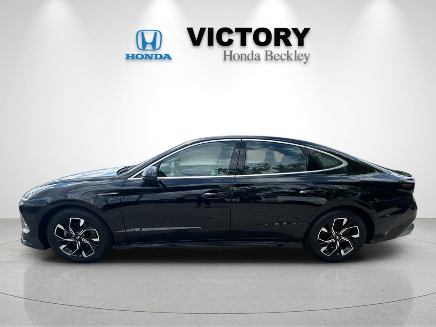Used 2025 Abyss Black Hyundai SEL image 2