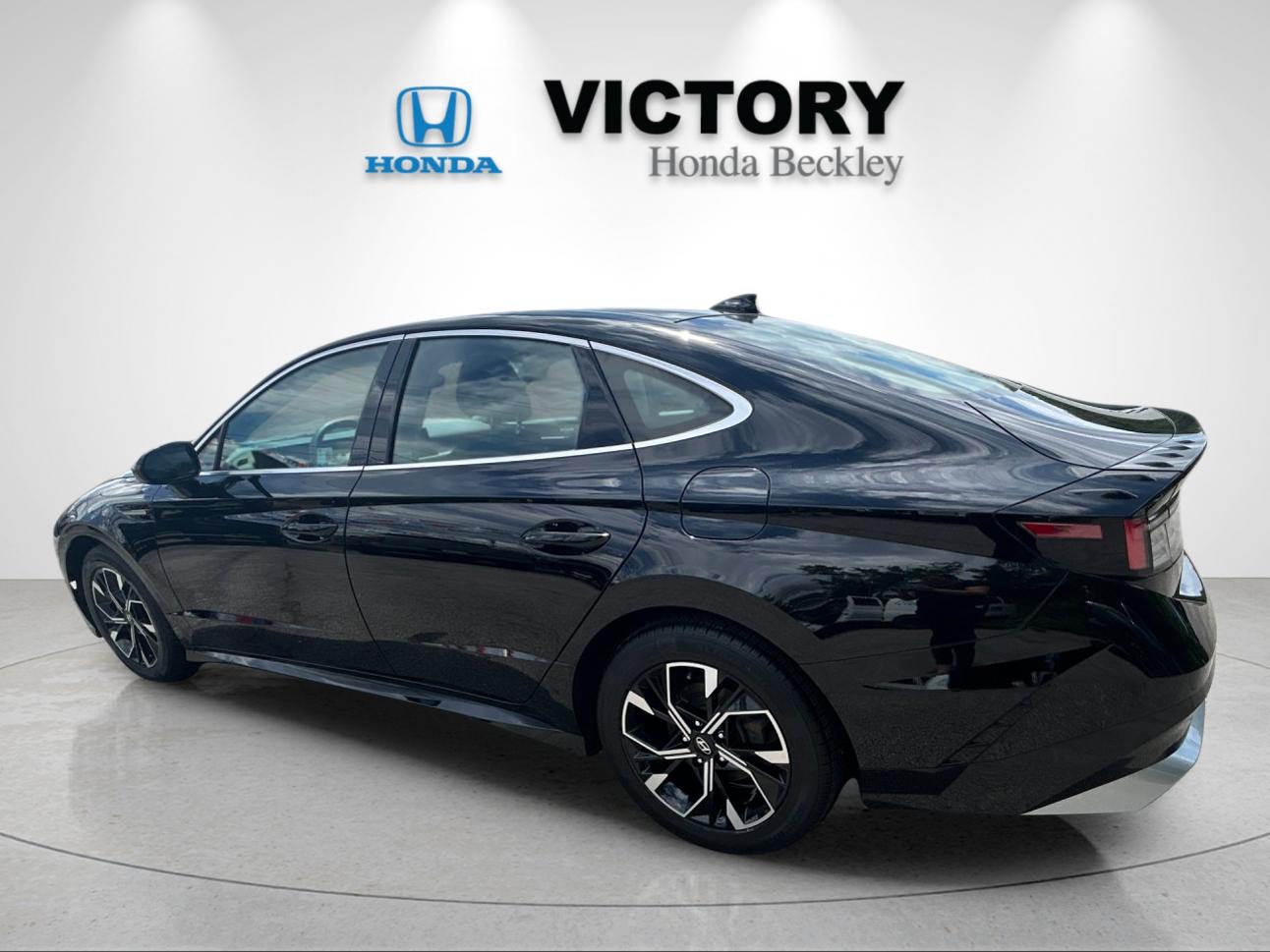 Used 2025 Abyss Black Hyundai SEL image 3