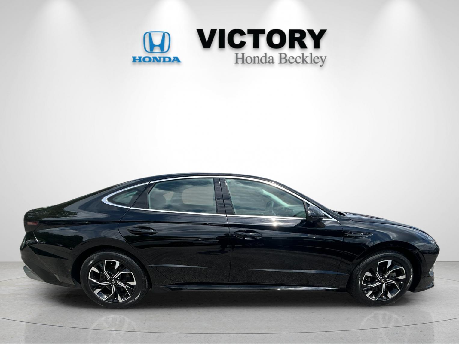 Used 2025 Abyss Black Hyundai SEL image 6