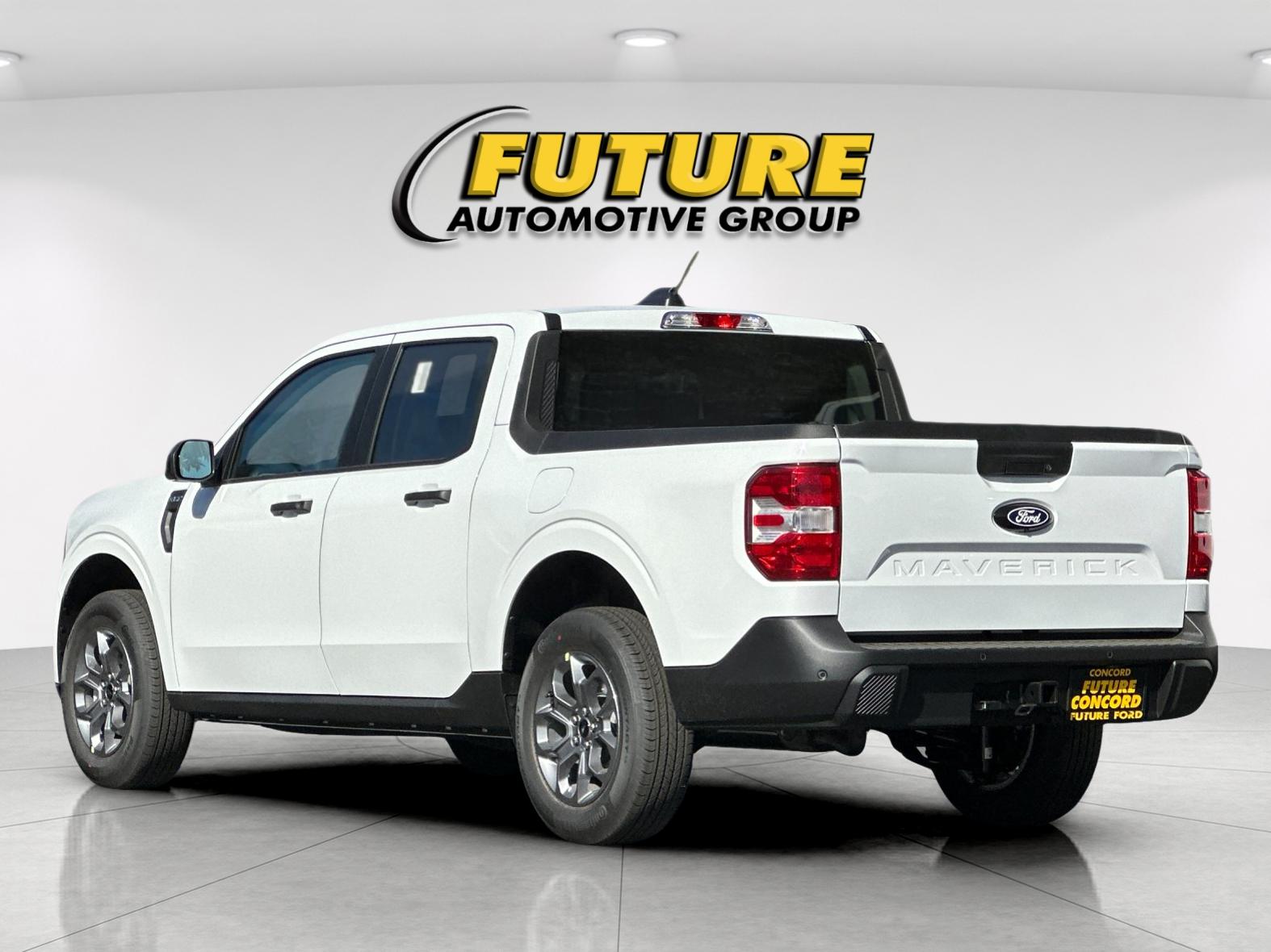 New 2026 Oxford White Ford XLT image 5