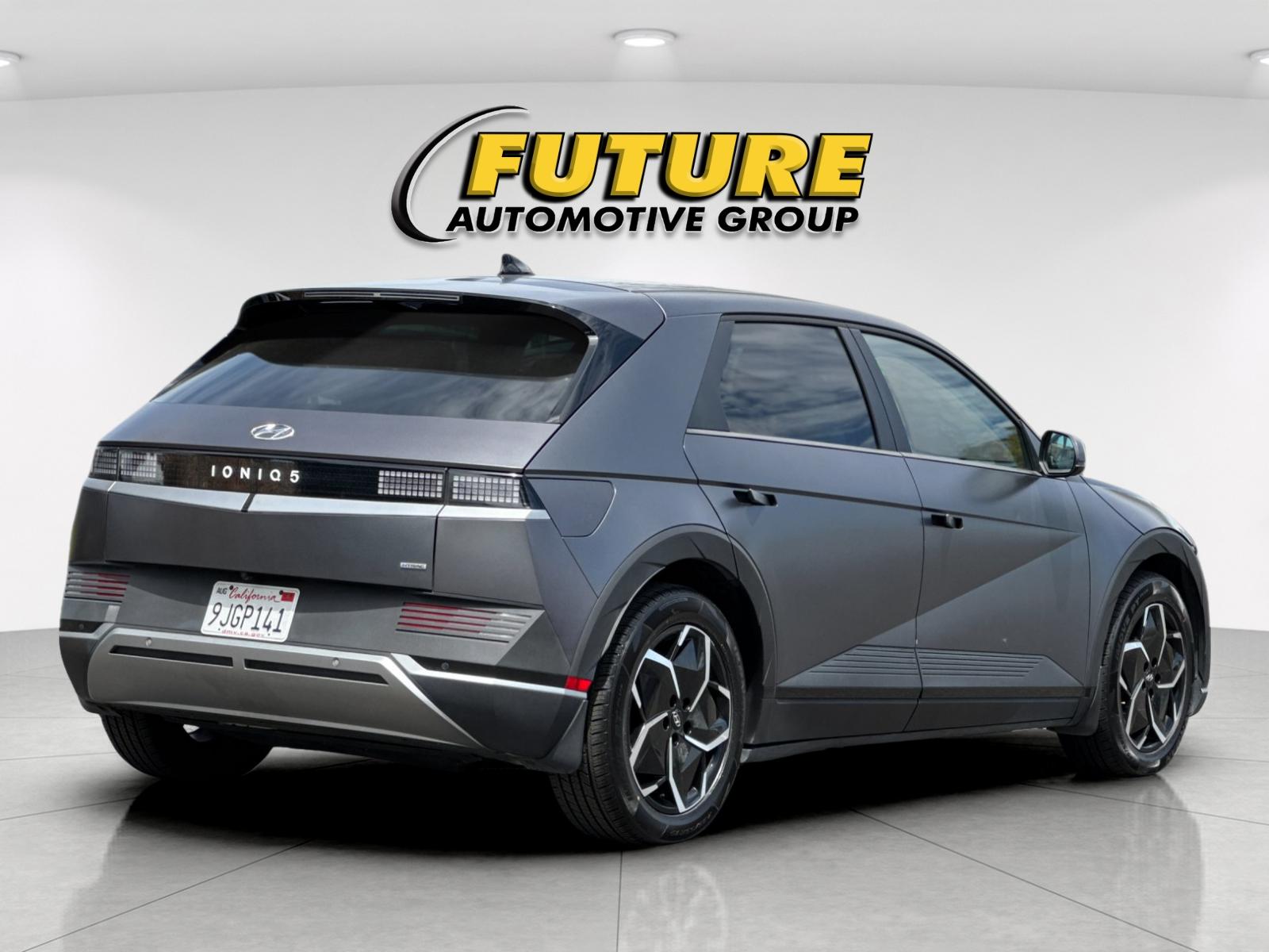 Used 2023 Gray Hyundai SEL image 3