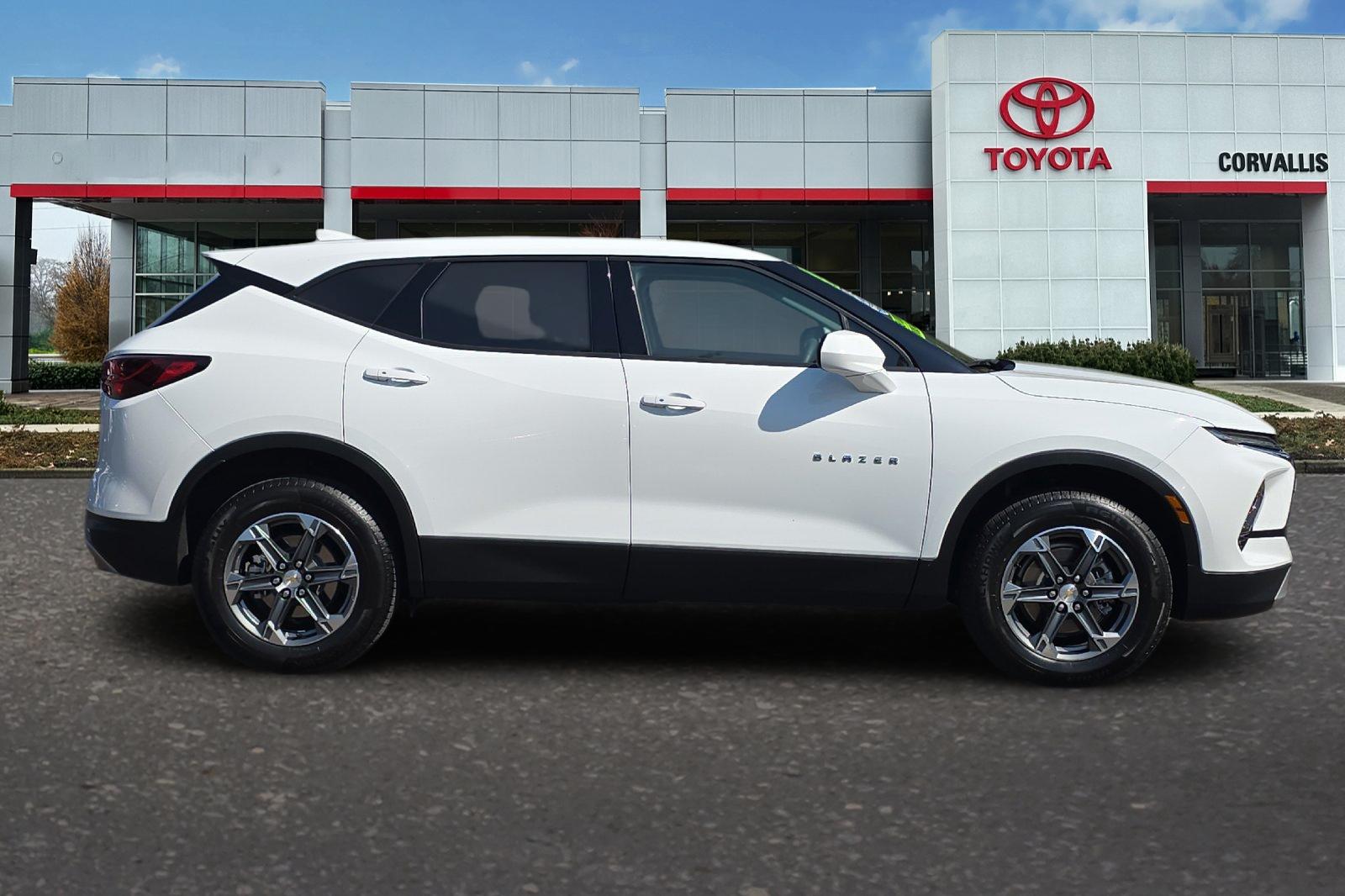 Used 2025 White Chevrolet LT image 3