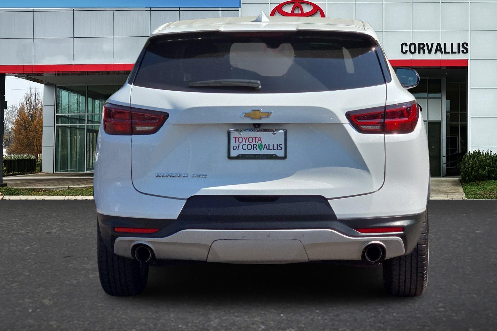Used 2025 White Chevrolet LT image 5