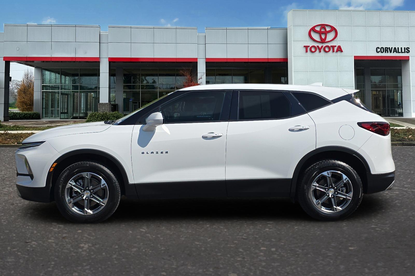 Used 2025 White Chevrolet LT image 7