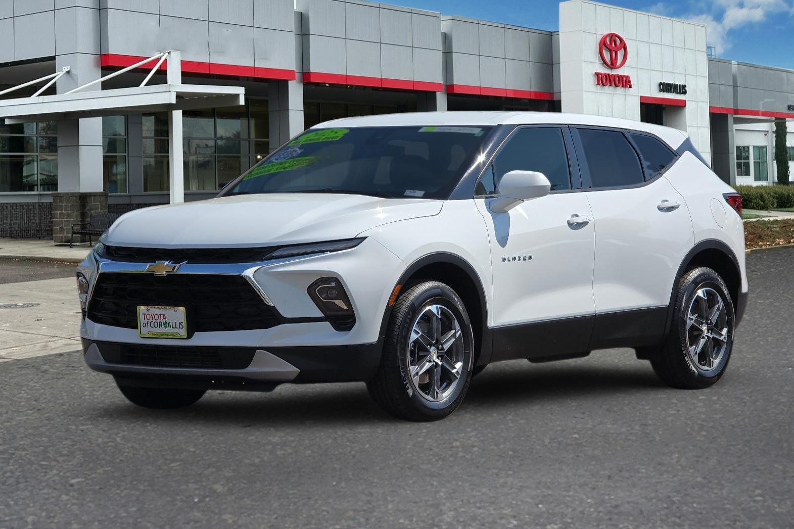 Used 2025 White Chevrolet LT image 8