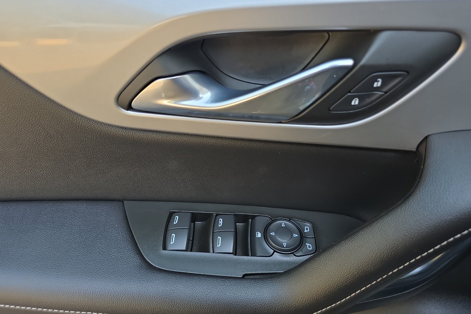Used 2025 White Chevrolet LT image 11