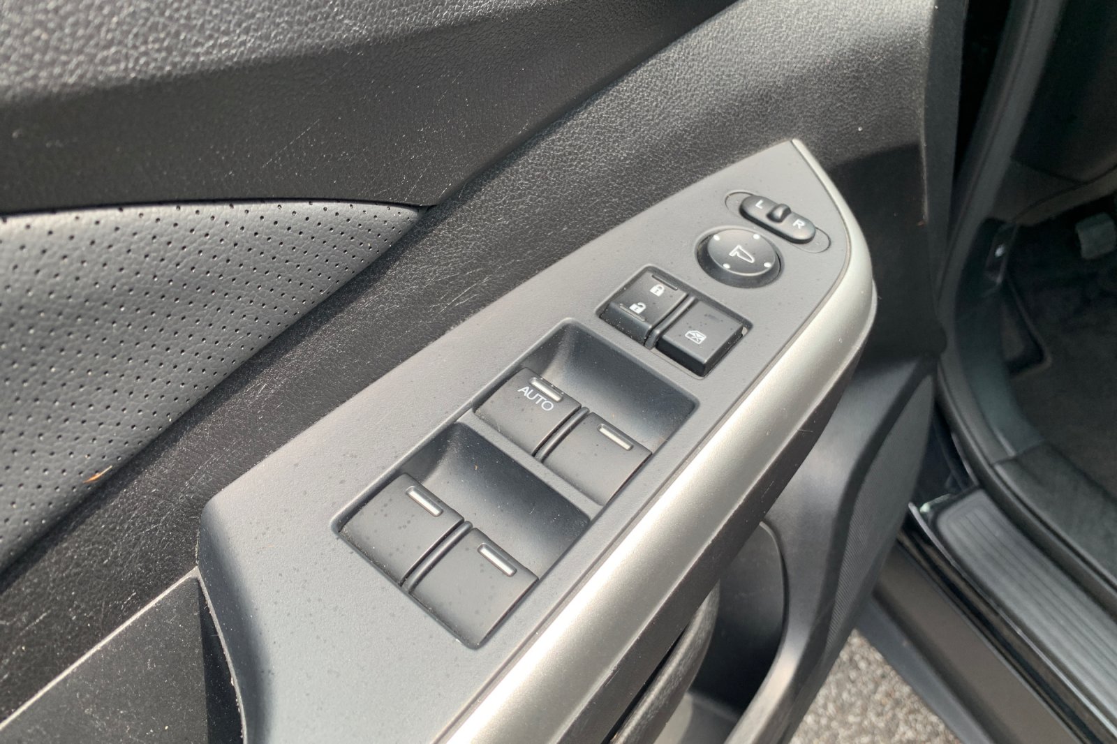 Used 2015 Crystal Black Pearl Honda Touring image 13