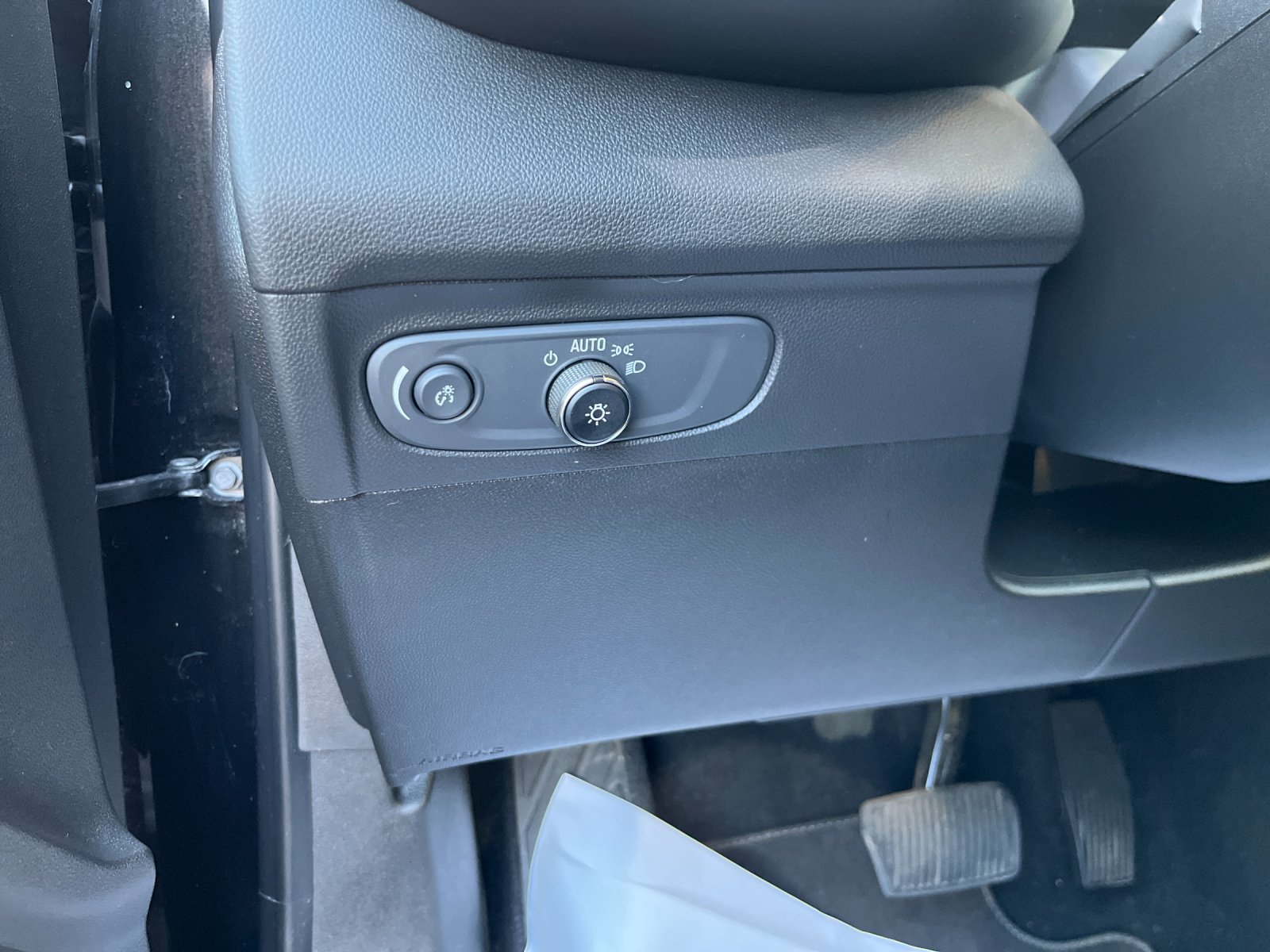 Used 2021 Black Buick Essence image 31