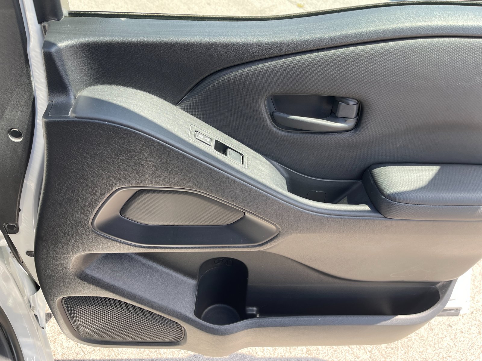 Used 2022 White Nissan S image 18
