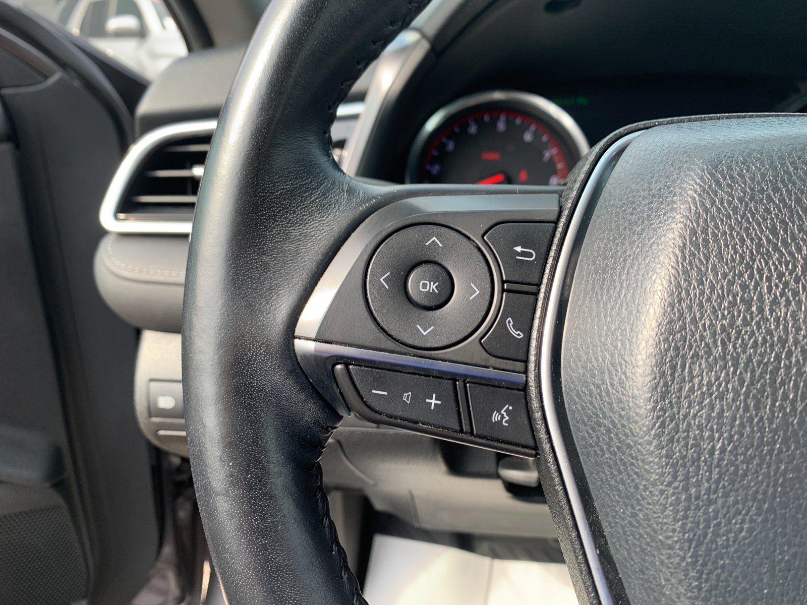 Used 2018 Gray Toyota XSE V6 image 25