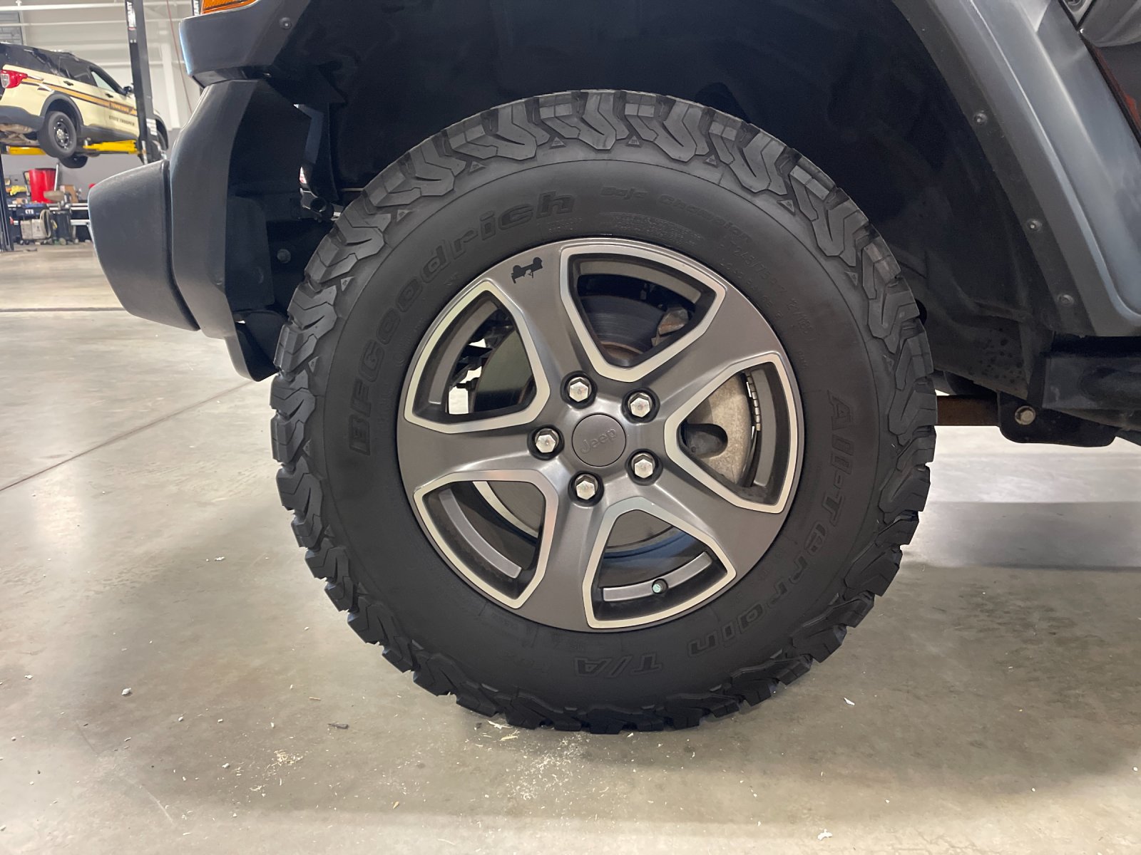 Used 2018 Black Clearcoat Jeep Sport S image 31