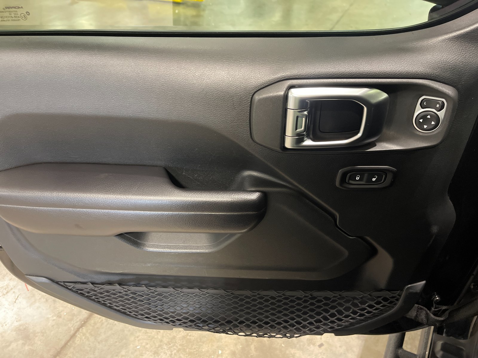 Used 2018 Black Clearcoat Jeep Sport S image 12