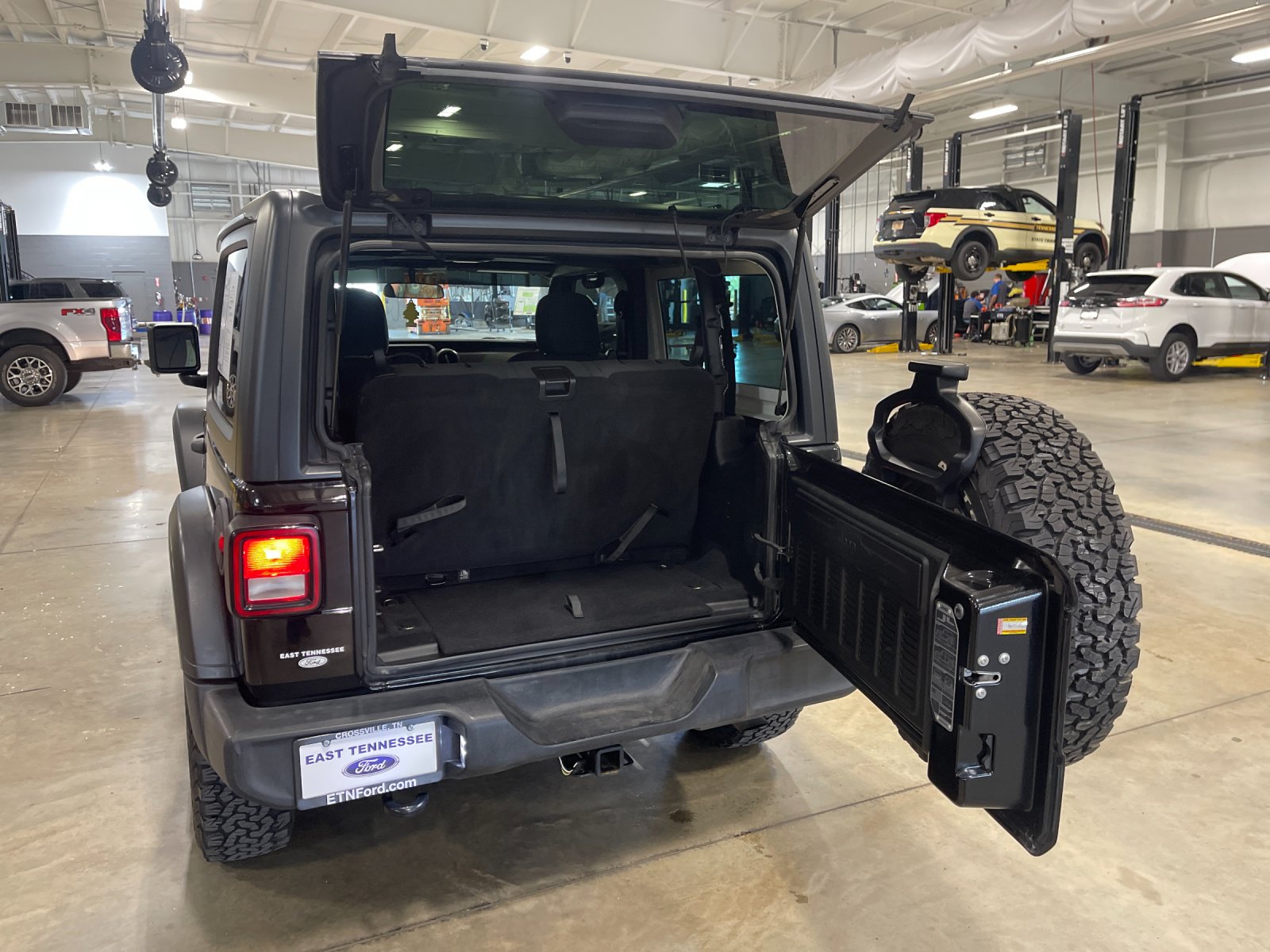 Used 2018 Black Clearcoat Jeep Sport S image 17
