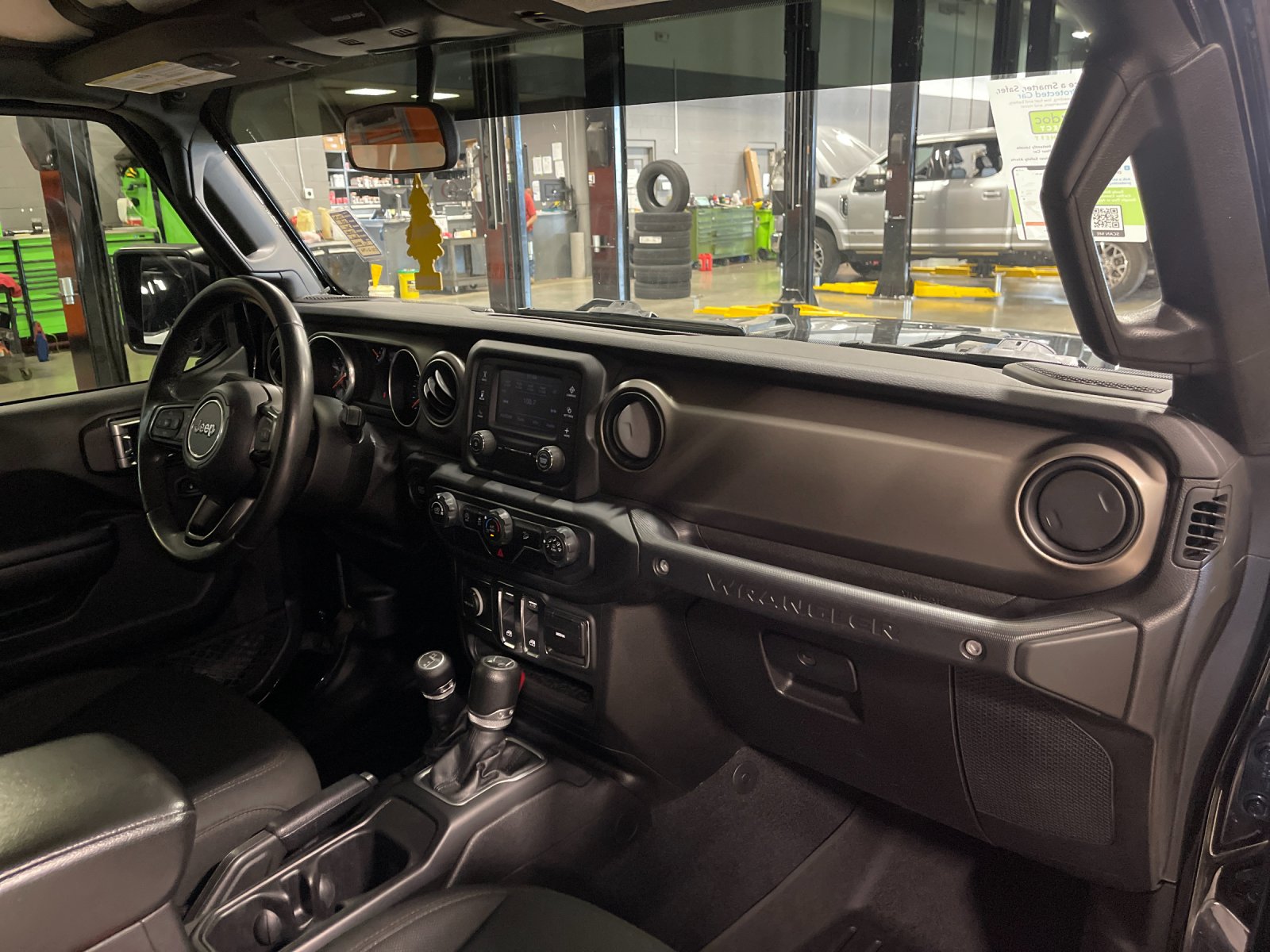 Used 2018 Black Clearcoat Jeep Sport S image 18
