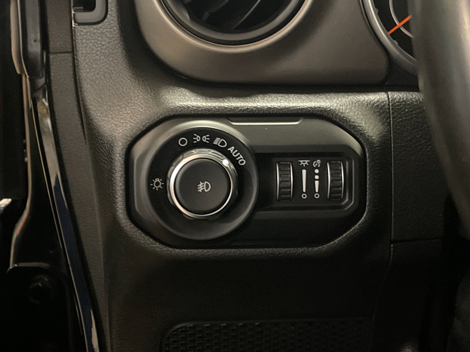 Used 2018 Black Clearcoat Jeep Sport S image 30