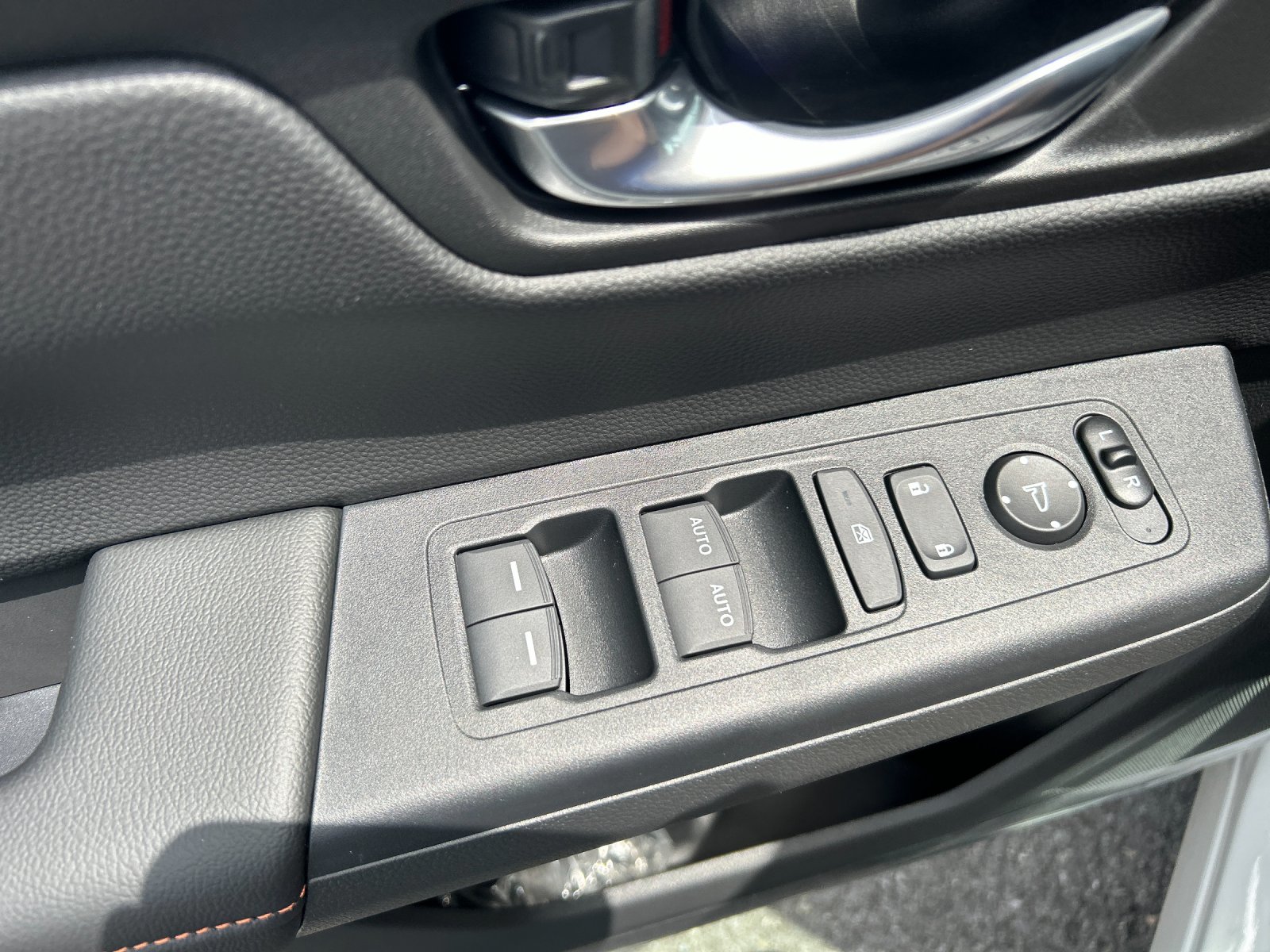 New 2026 Platinum White Pearl Honda AWD Sport Hybrid image 13