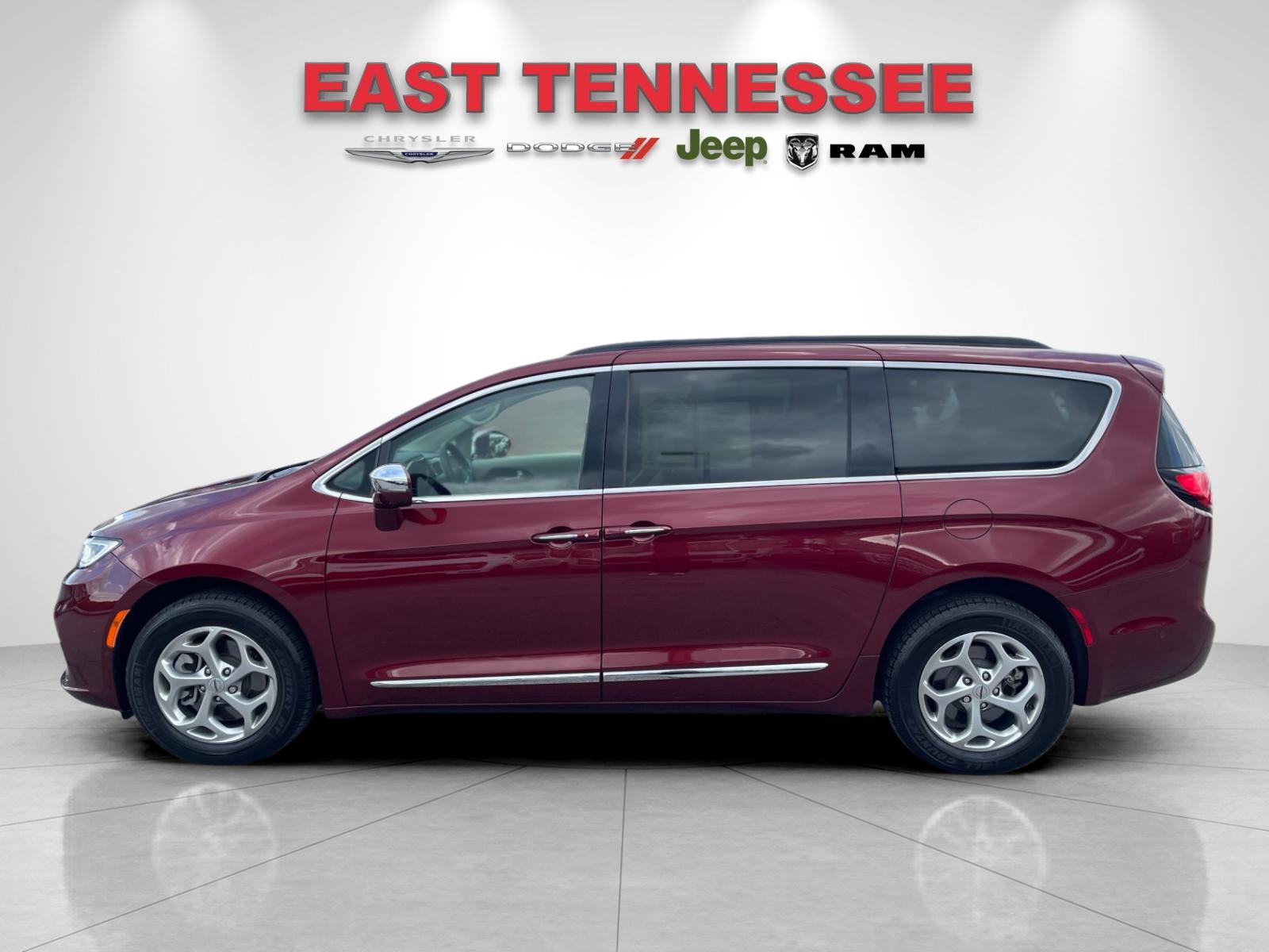 Used 2022 Red Chrysler Limited image 6