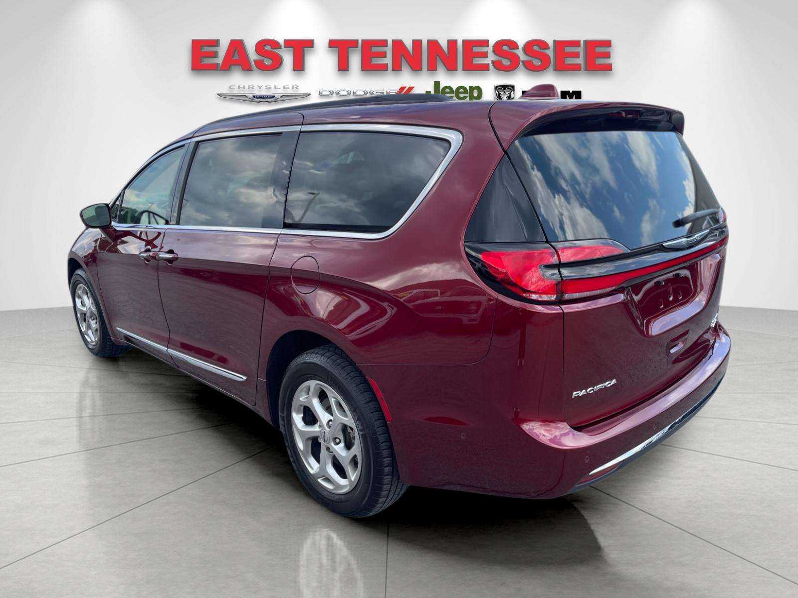Used 2022 Red Chrysler Limited image 5