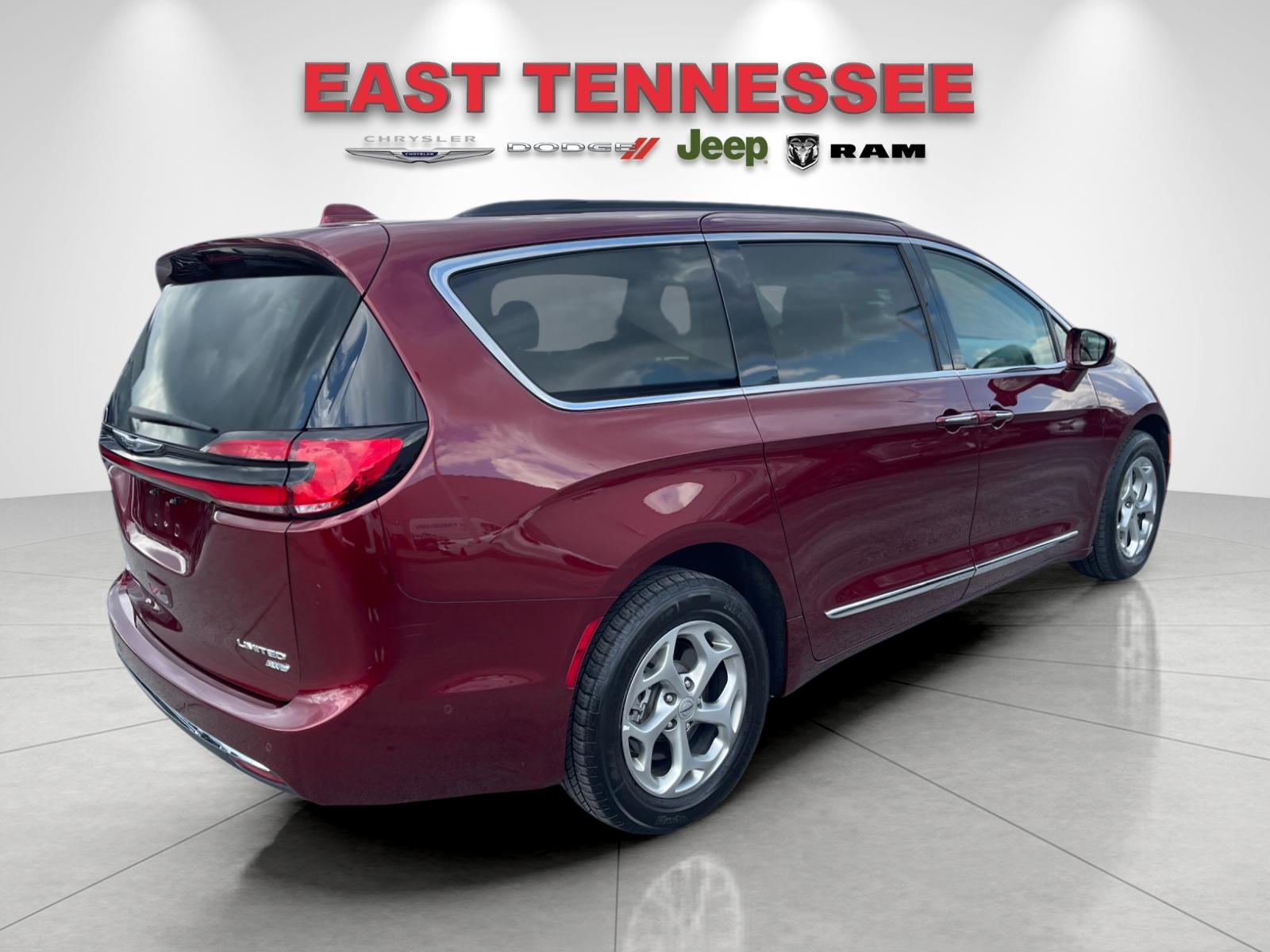 Used 2022 Red Chrysler Limited image 3