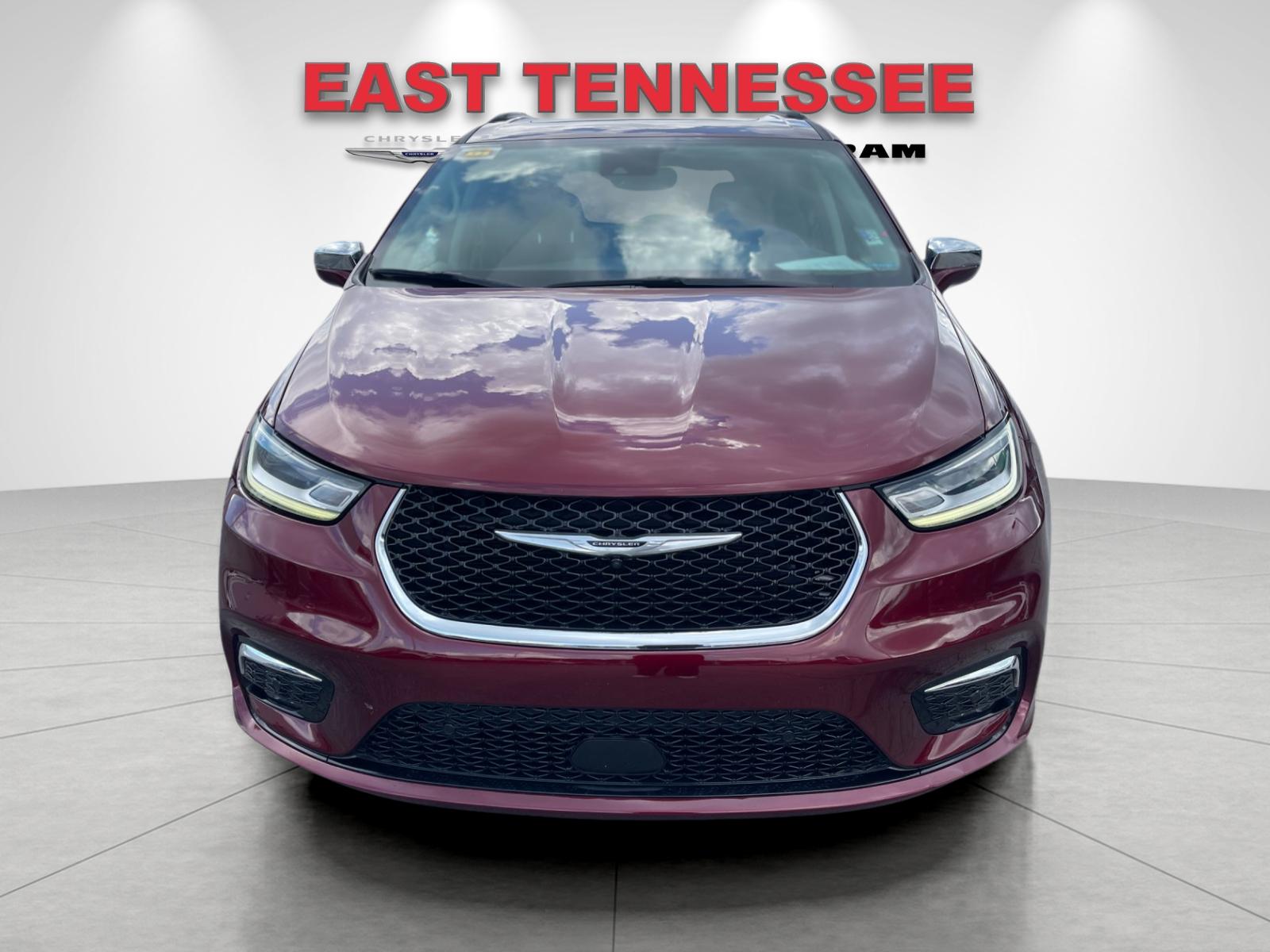Used 2022 Red Chrysler Limited image 9