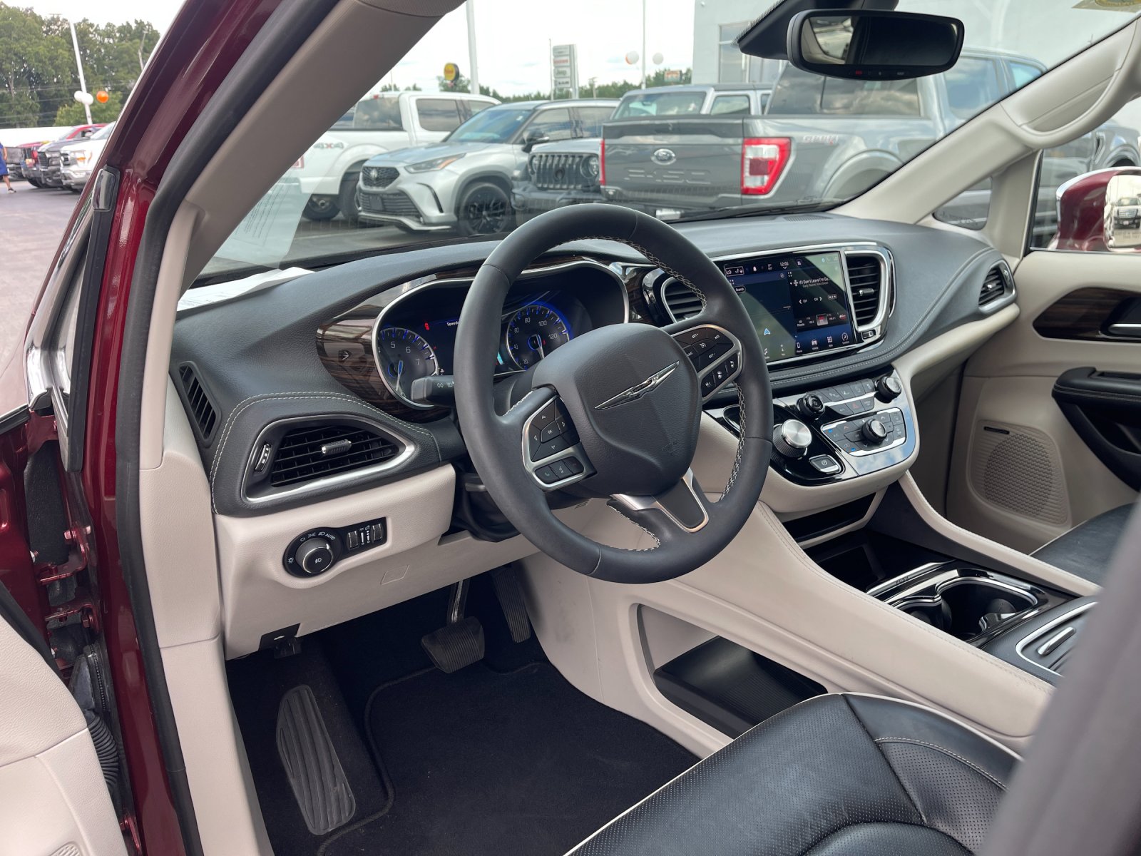 Used 2022 Red Chrysler Limited image 11