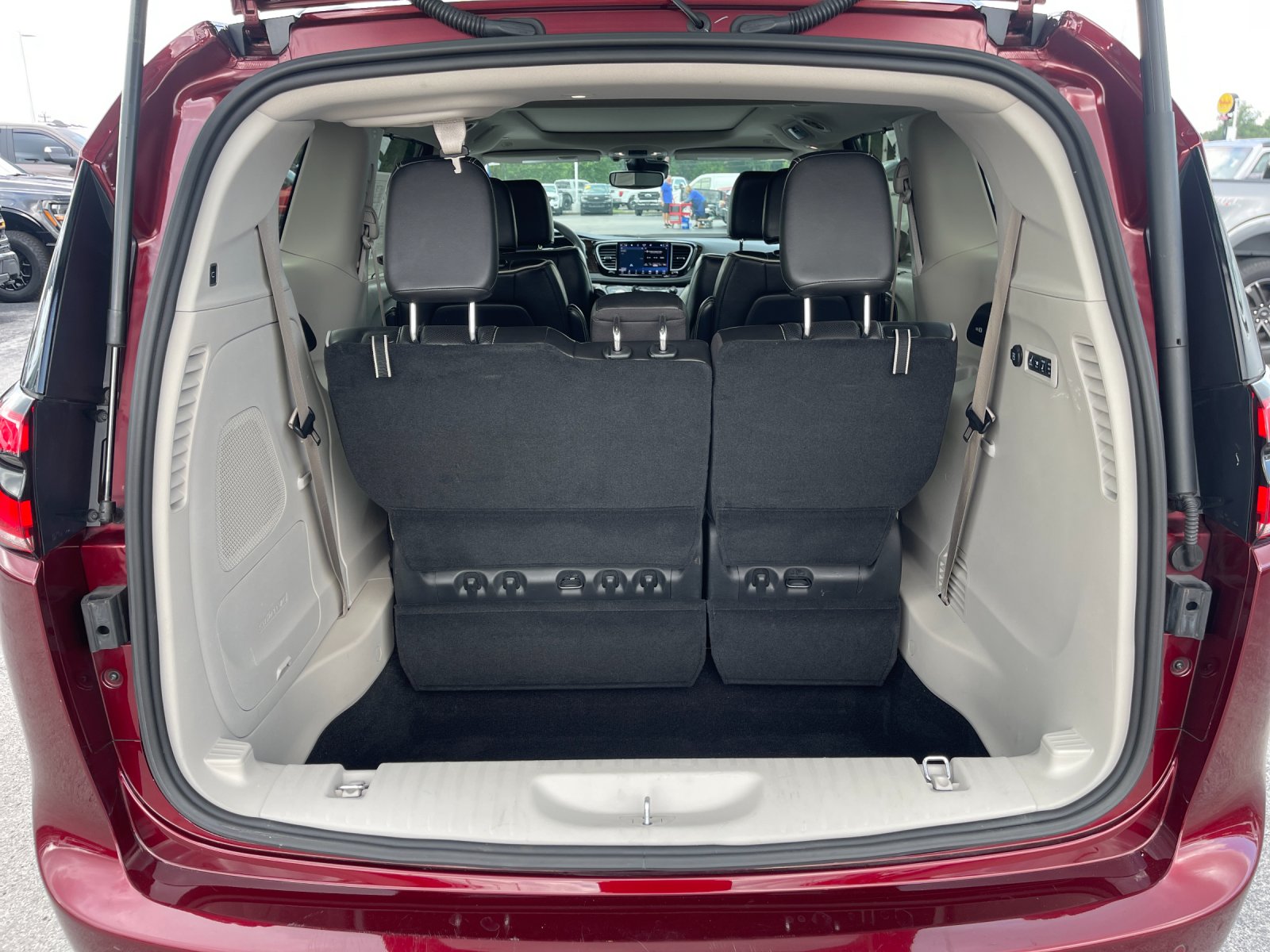 Used 2022 Red Chrysler Limited image 18