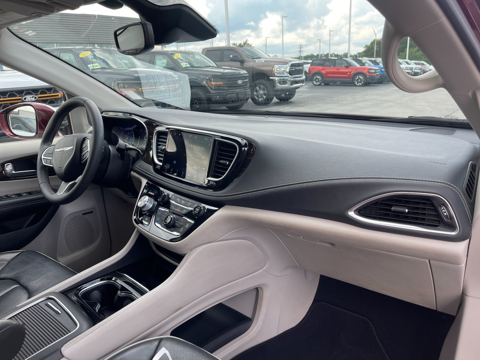 Used 2022 Red Chrysler Limited image 19
