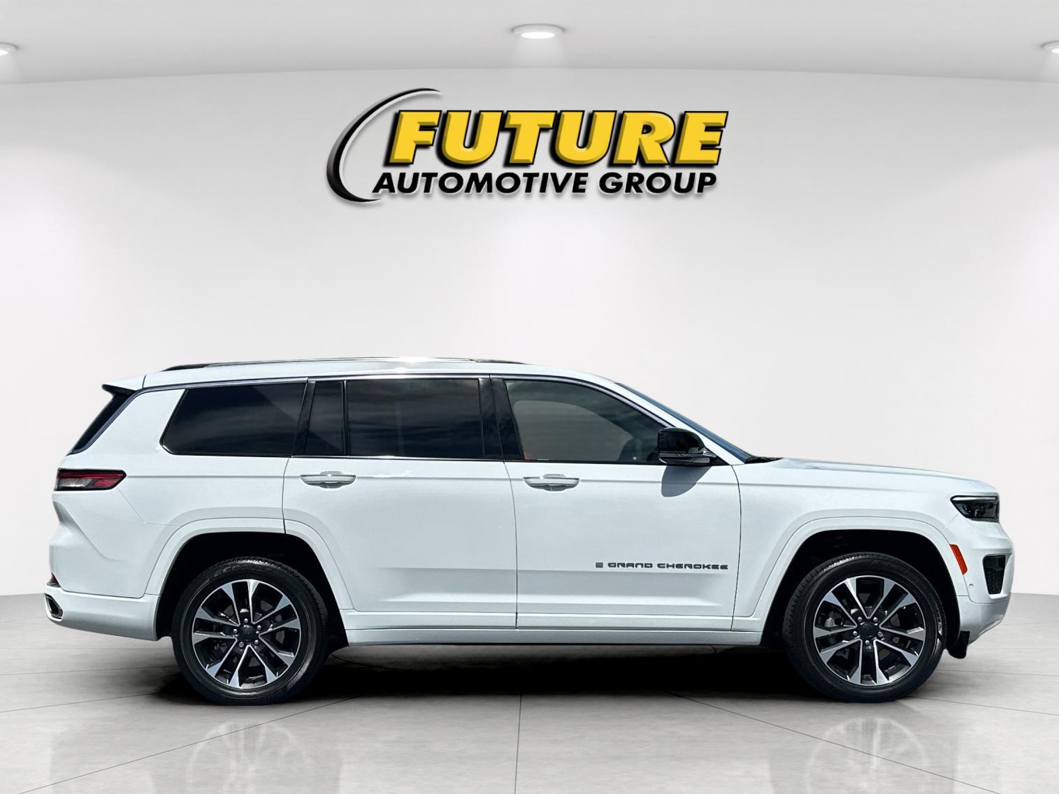 Used 2024 White Jeep Overland image 3