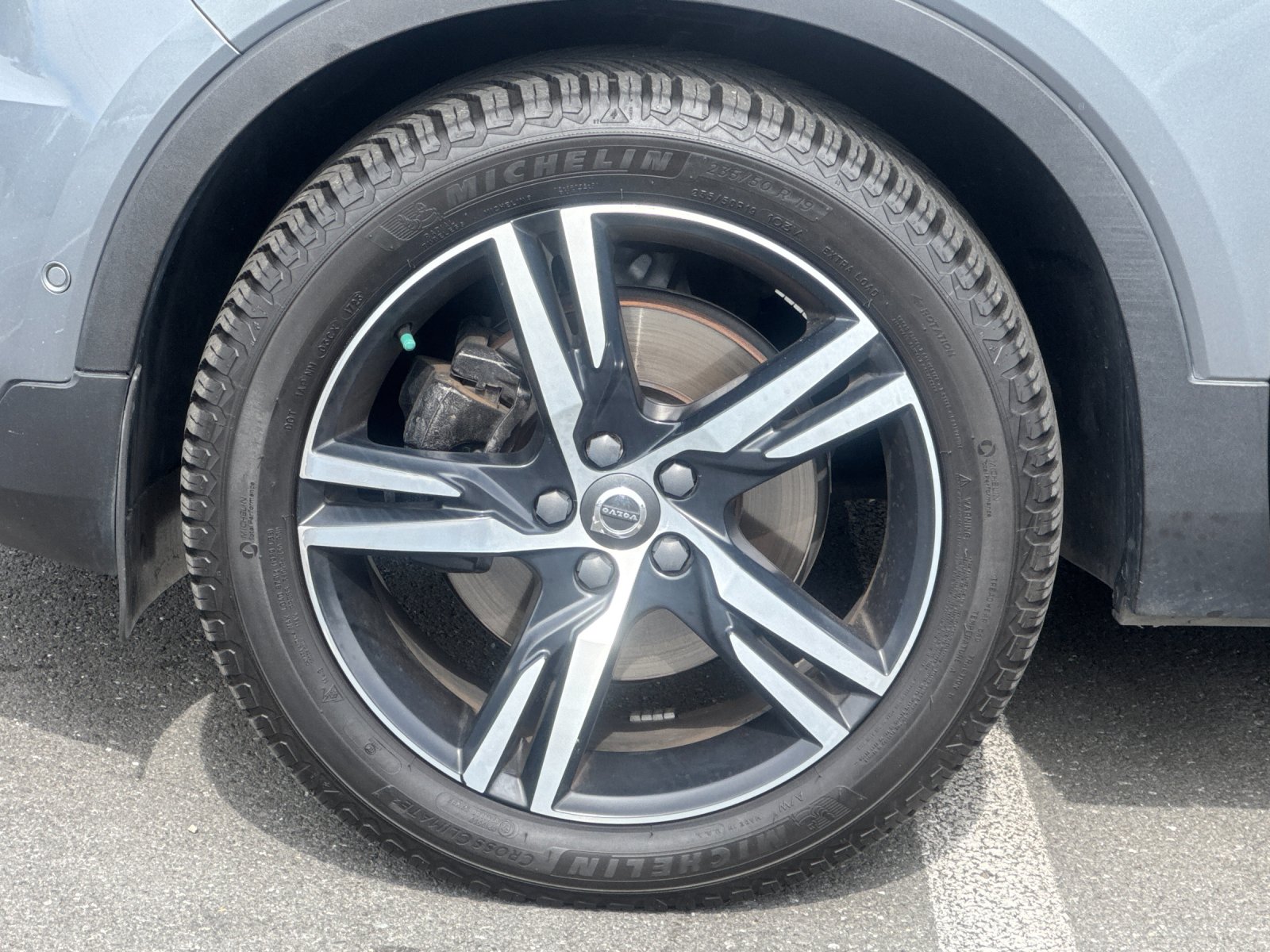 Used 2019 Gray Volvo R-Design image 25