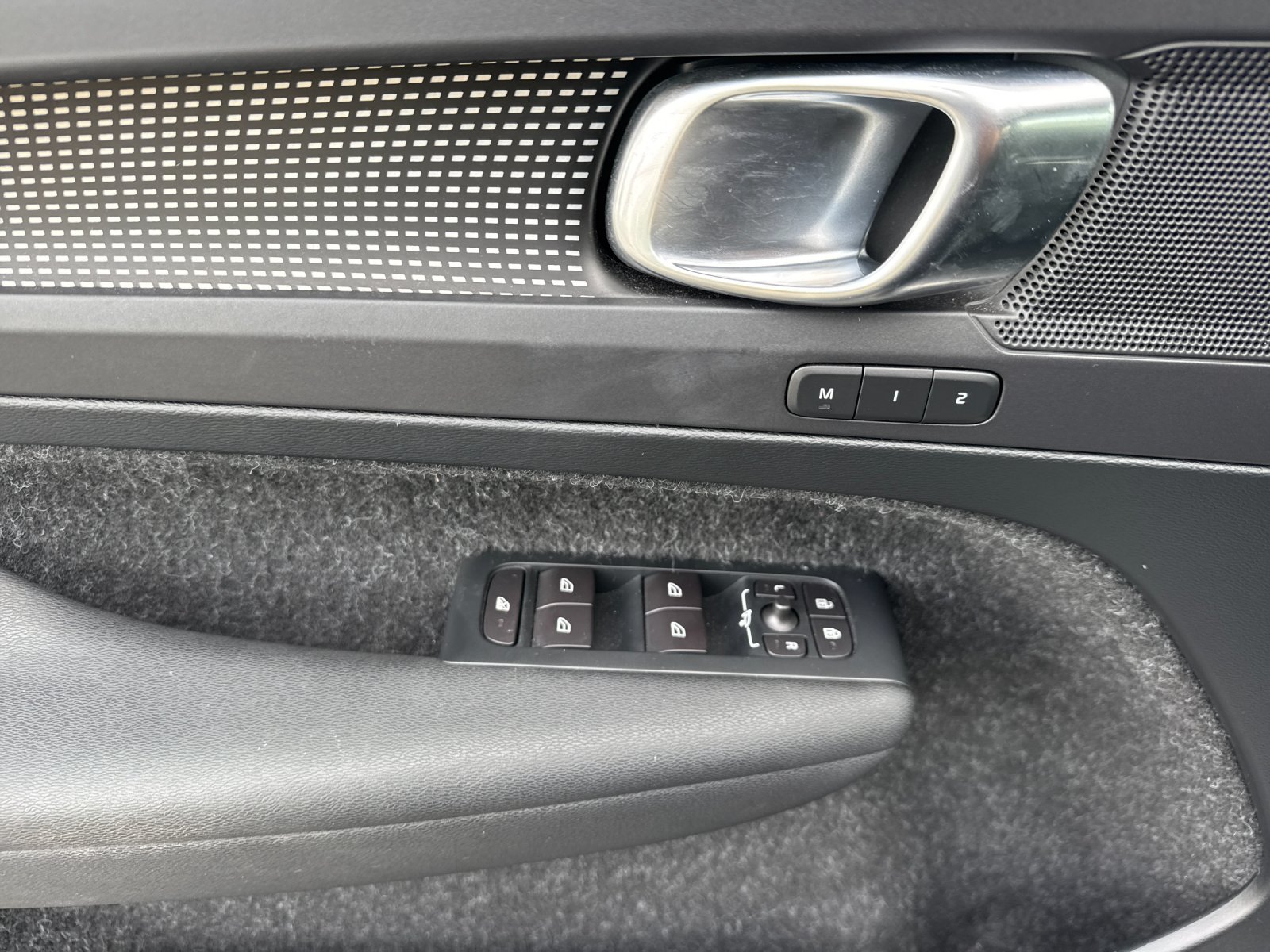 Used 2019 Gray Volvo R-Design image 11