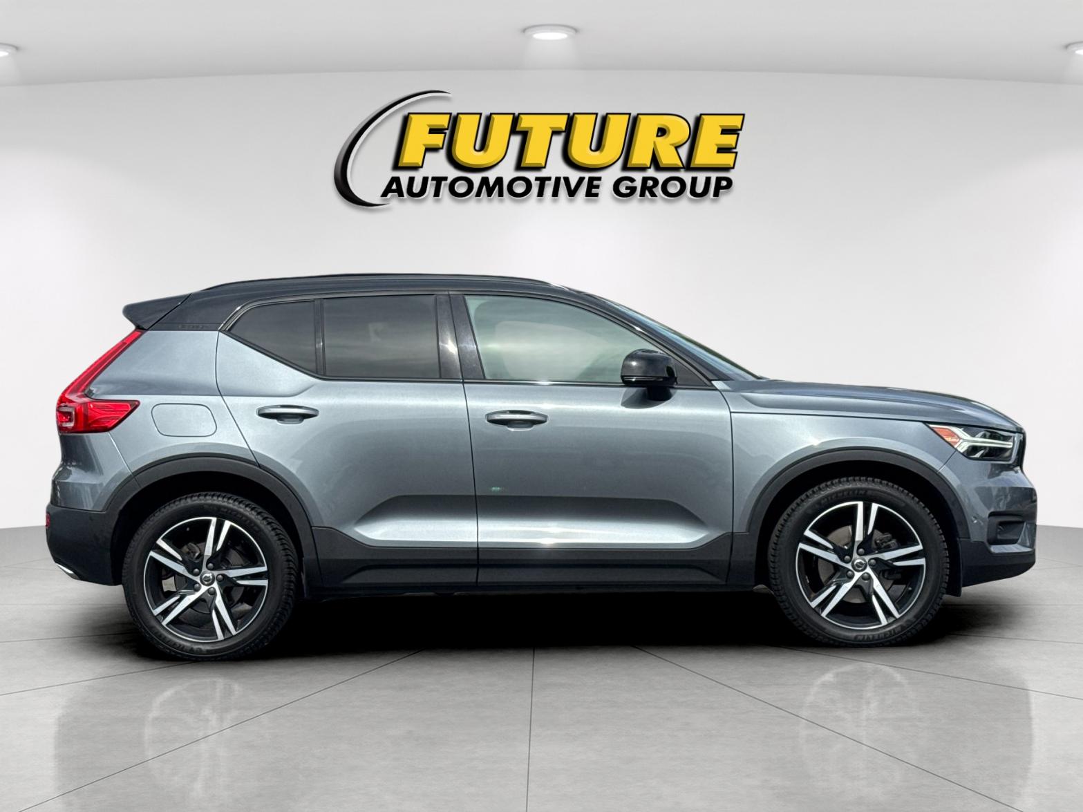 Used 2019 Gray Volvo R-Design image 3