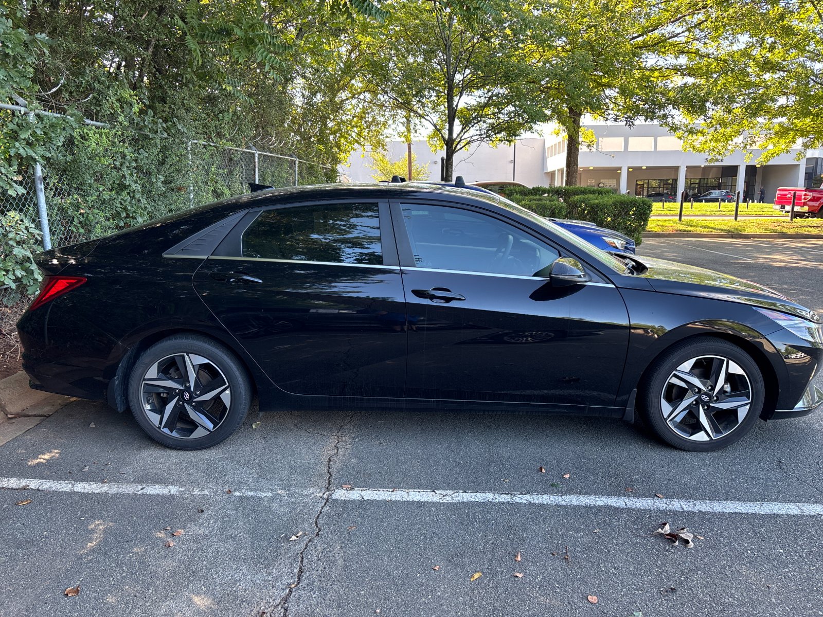 Used 2022 Phantom Black Hyundai SEL image 5