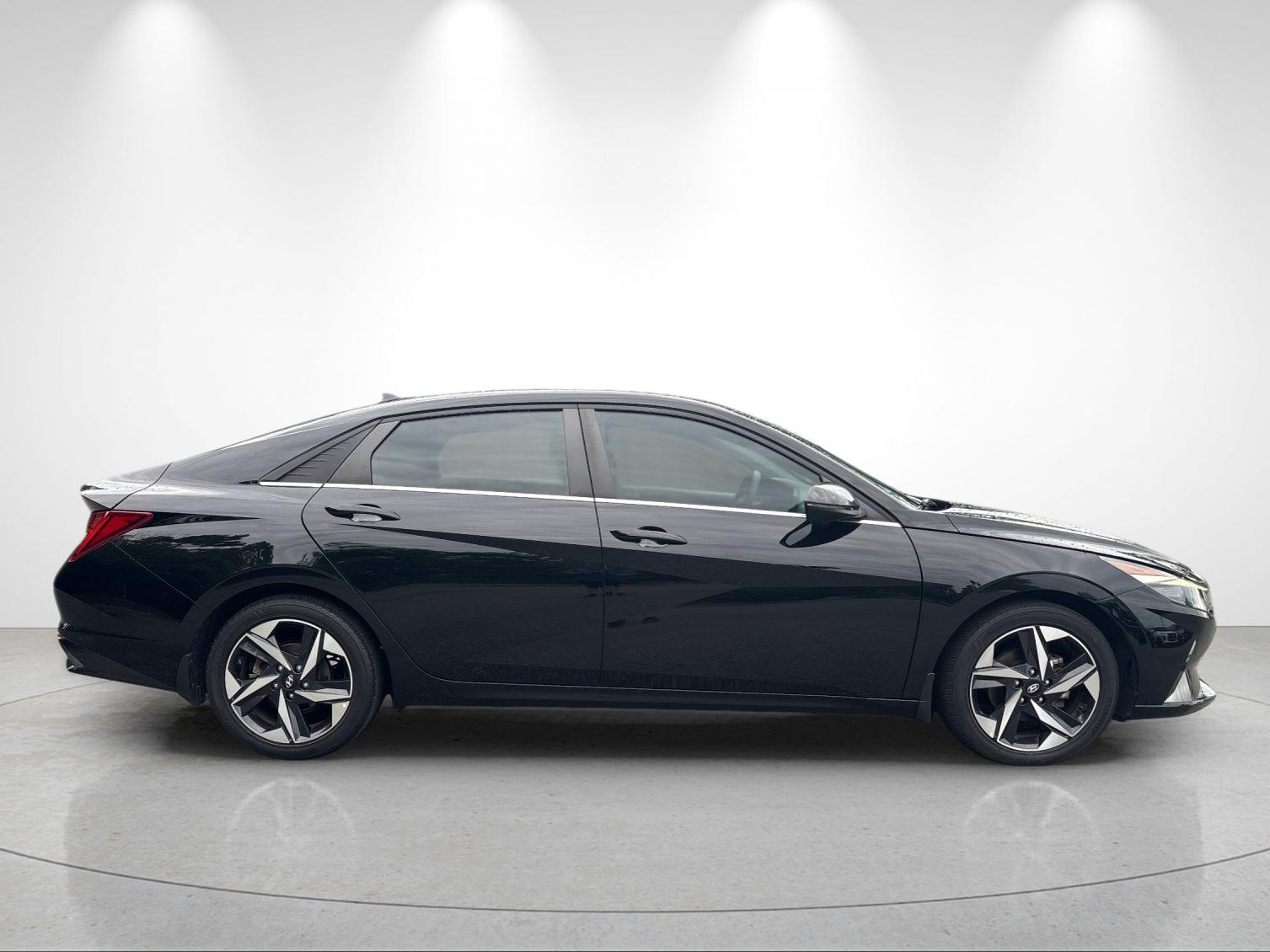 Used 2022 Phantom Black Hyundai SEL image 6
