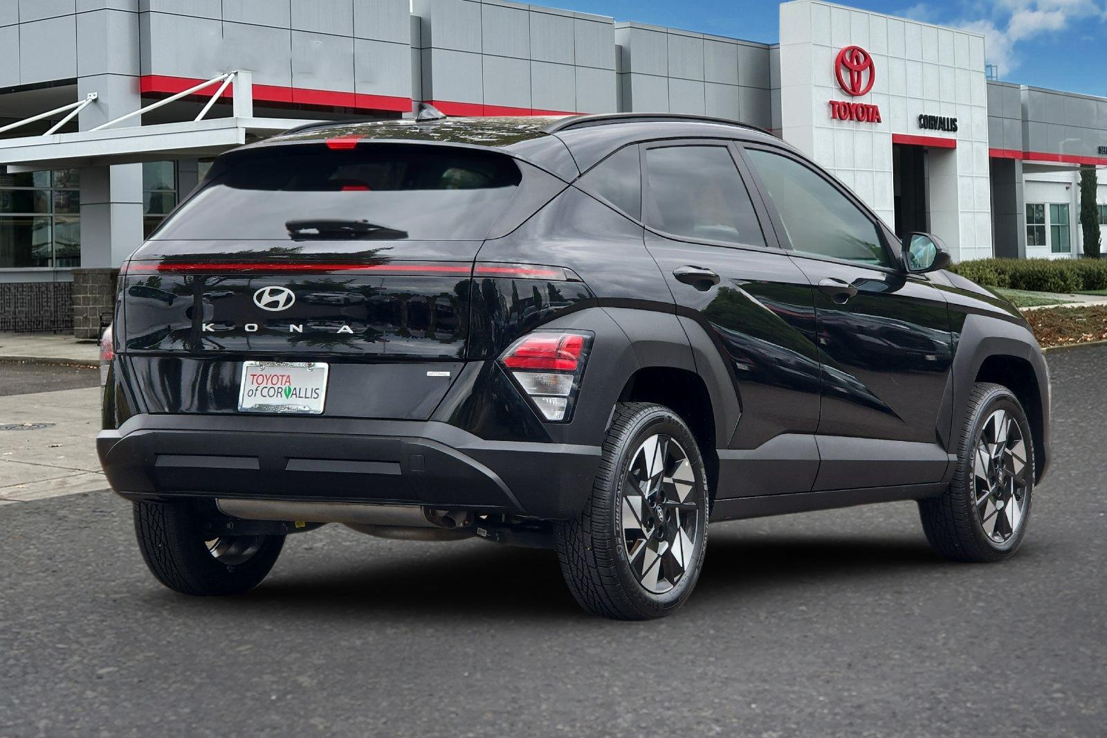 Used 2025 Black Hyundai SEL image 4