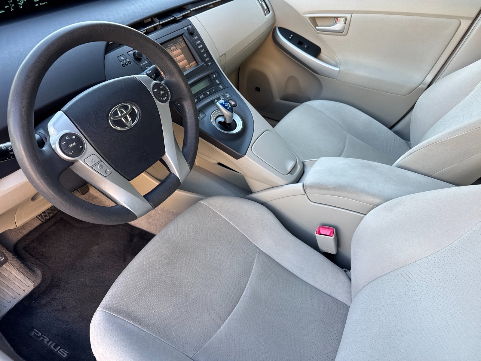 Used 2011  Toyota Three image 9