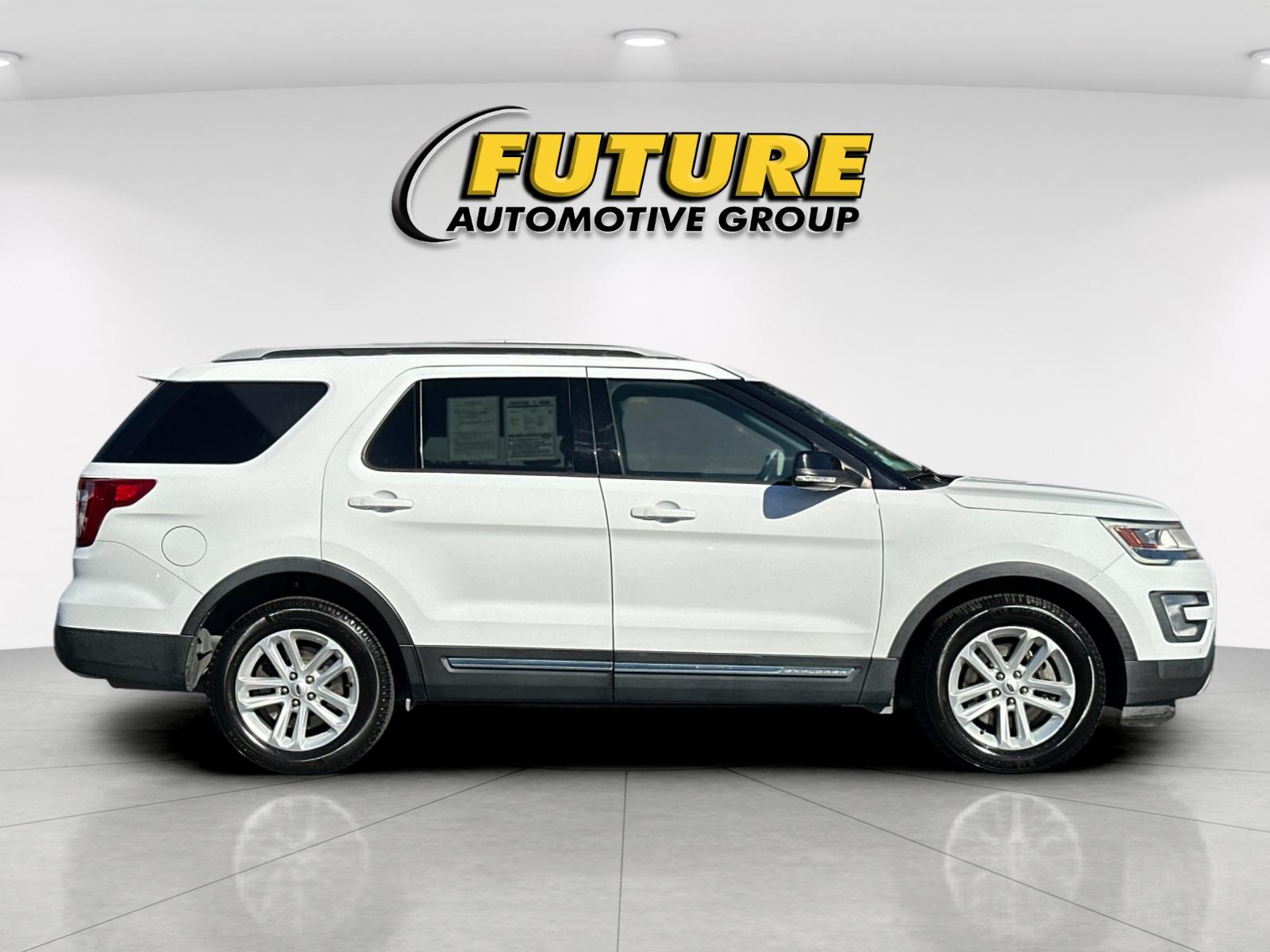 Used 2017 White Ford XLT image 2