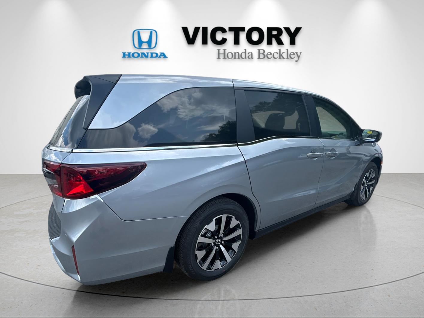 New 2026 Solar Silver Metallic Honda EX-L image 5