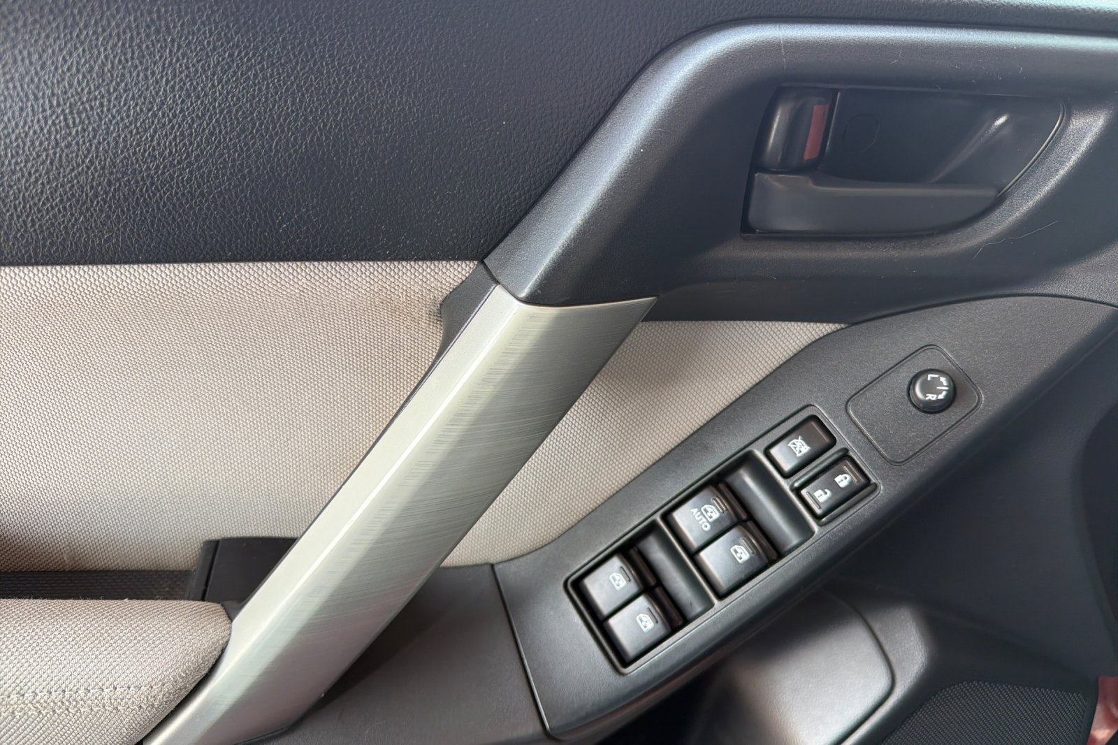 Used 2015 Red Subaru 2.5i Premium image 9