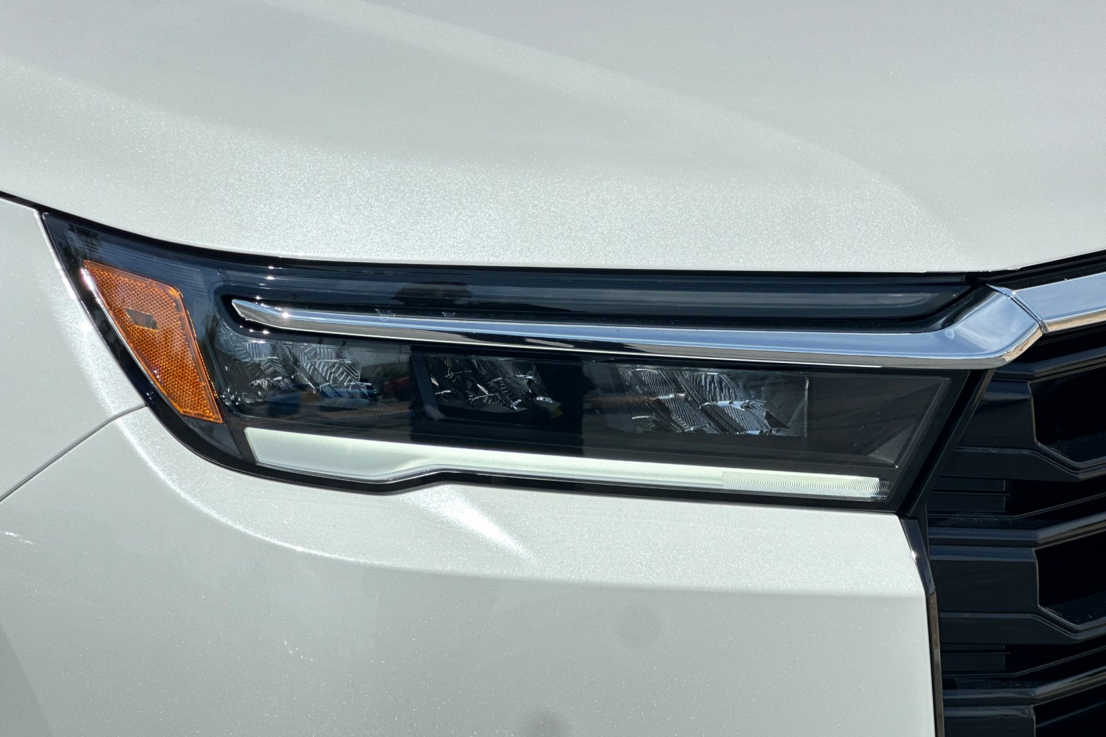 New 2026 Platinum White Honda Touring image 32