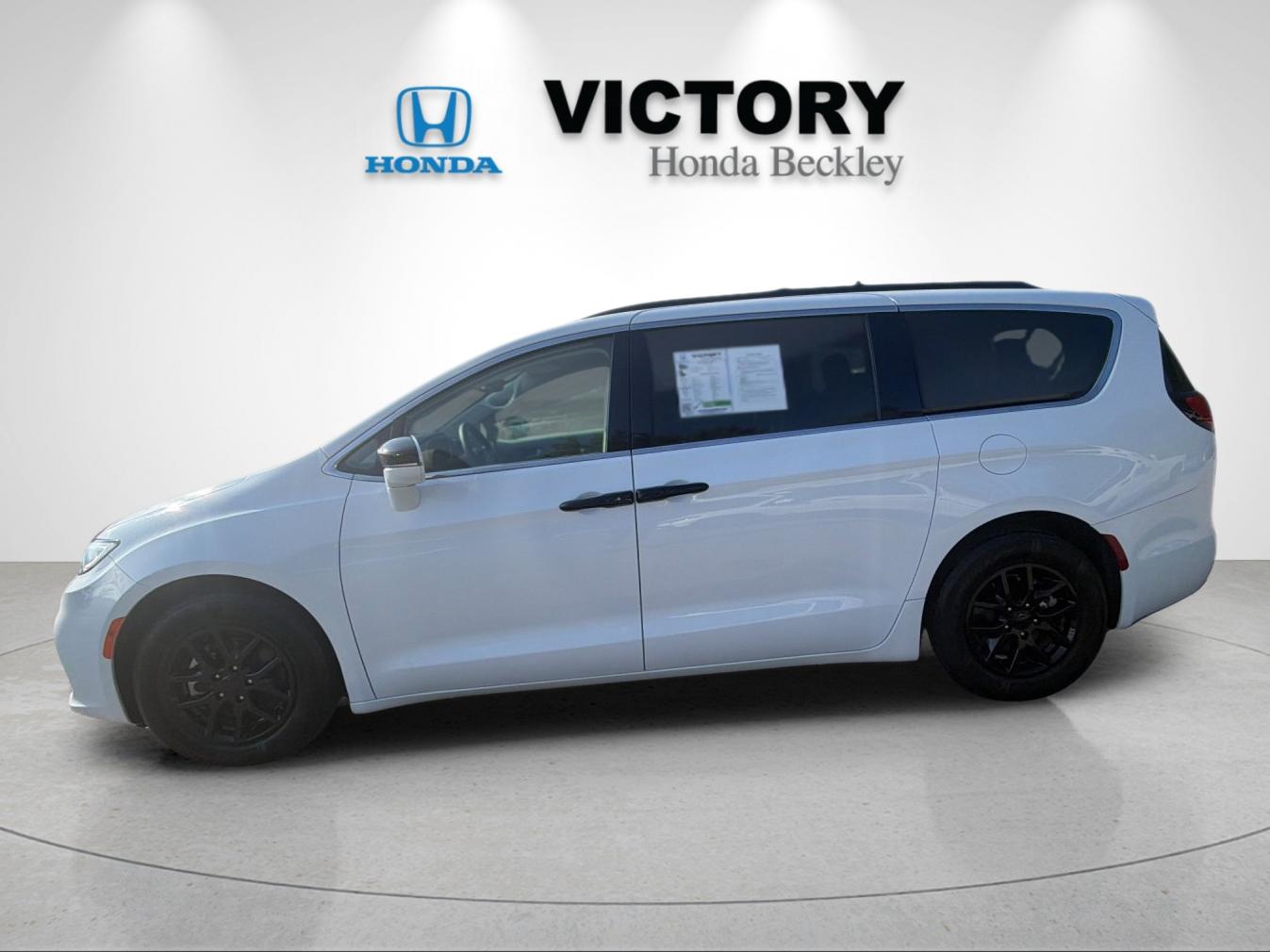 Used 2022 Chrysler Pacifica Touring L with VIN 2C4RC1BG4NR198996 for sale in Beckley, WV