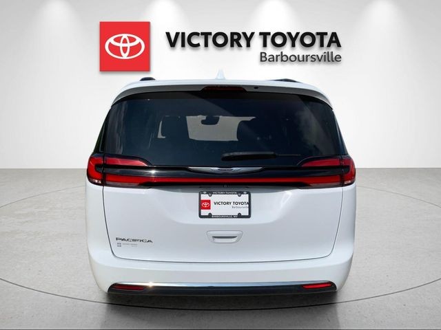 Used 2022 Bright White Clearcoat Chrysler Touring L image 4