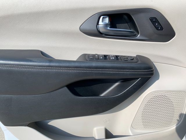 Used 2022 Bright White Clearcoat Chrysler Touring L image 12