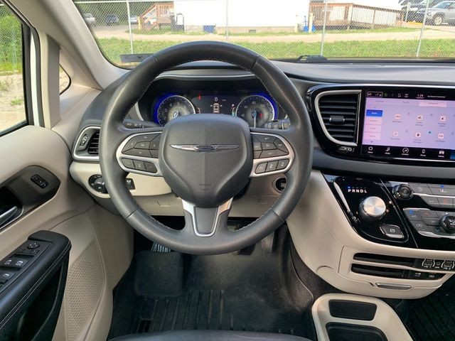 Used 2022 Bright White Clearcoat Chrysler Touring L image 17