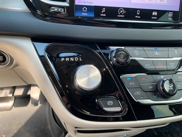 Used 2022 Bright White Clearcoat Chrysler Touring L image 27