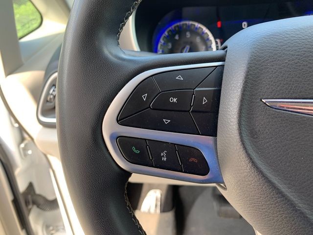 Used 2022 Bright White Clearcoat Chrysler Touring L image 30