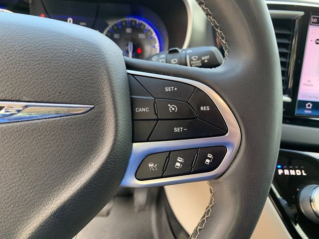 Used 2022 Bright White Clearcoat Chrysler Touring L image 31