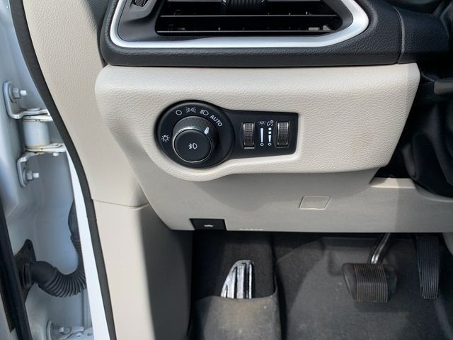 Used 2022 Bright White Clearcoat Chrysler Touring L image 34