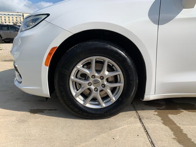 Used 2022 Bright White Clearcoat Chrysler Touring L image 35