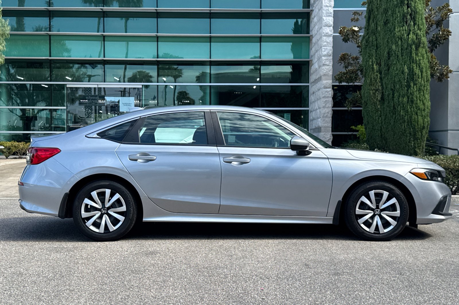 Certified Used 2024 Lunar Silver Metallic Honda LX image 4
