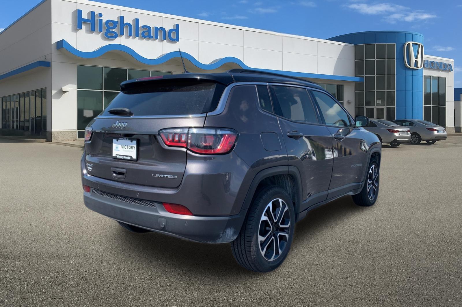 Used 2024 Diamond Black Crystal Pearlcoat Jeep Limited image 5